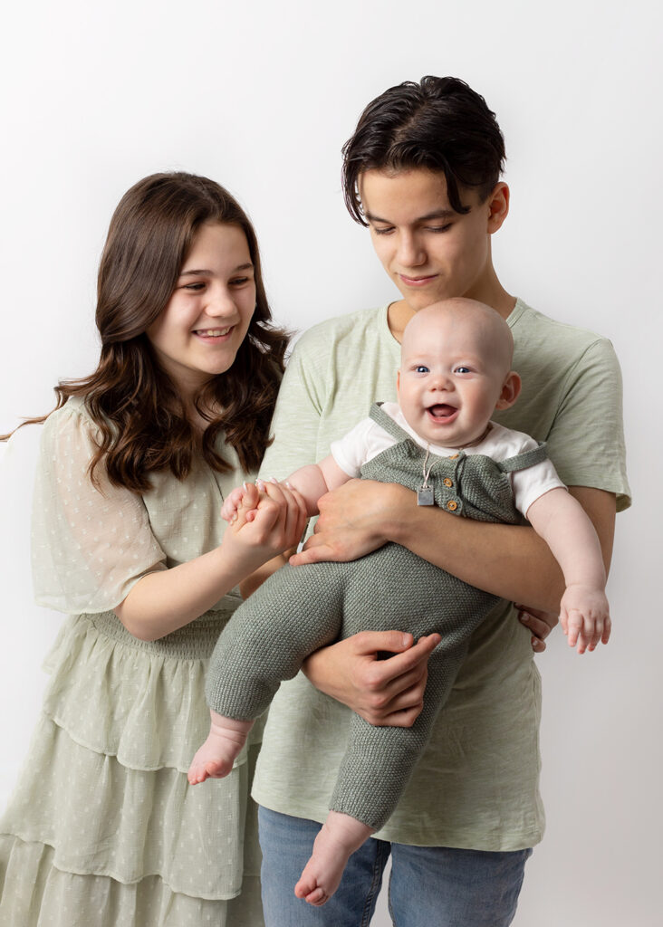 barnfotografering Alingsås fotograf Maria ekblad studio ettårsfoto familjebilder syskonbilder