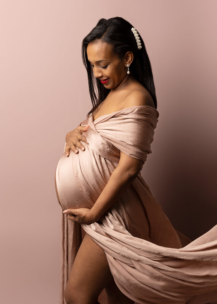 gravidfotografering göteborg fotograf maria ekblad studio gravidklänningar